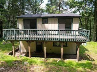 219 Woodpecker Ct, Bushkill, PA 18324
