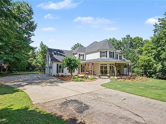 3rd image of 385 Primrose Ln