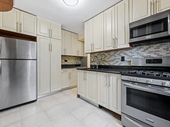 820 Ocean Parkway image 1 of 7