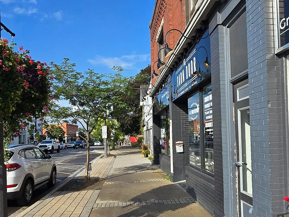 154 Main St E #B