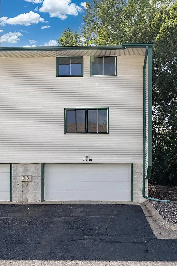 Spacious 3-Bed End-Unit Townhome with 2-Car Garage & Private Deck — Photo 3