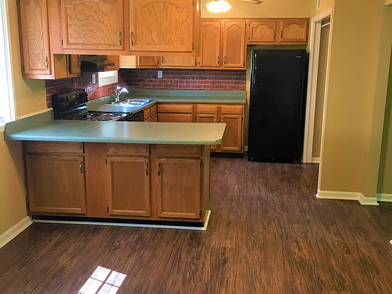 225 Glendale Dr — Photo 3