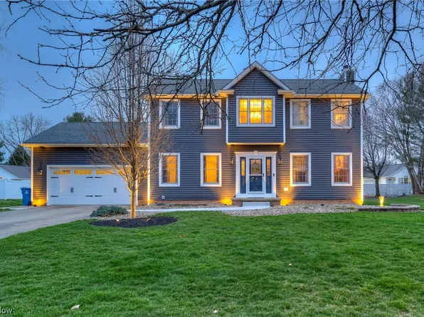 210 Wyandotte Trl SW, Hartville, OH 44632