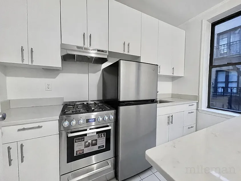 305 West 45th Street — Photo 2