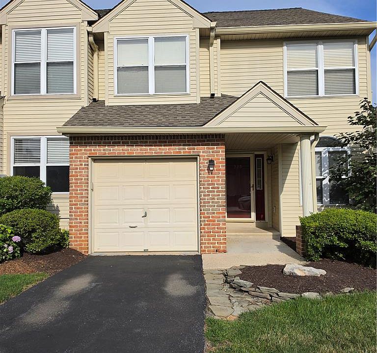 1st image of 325 Oxford Pl #325