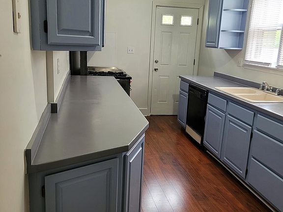 4th image of 924 Brown St