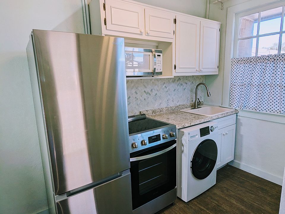 European style kitchen, complete with upgraded new kitchen appliances, perfect for all your cooking needs.