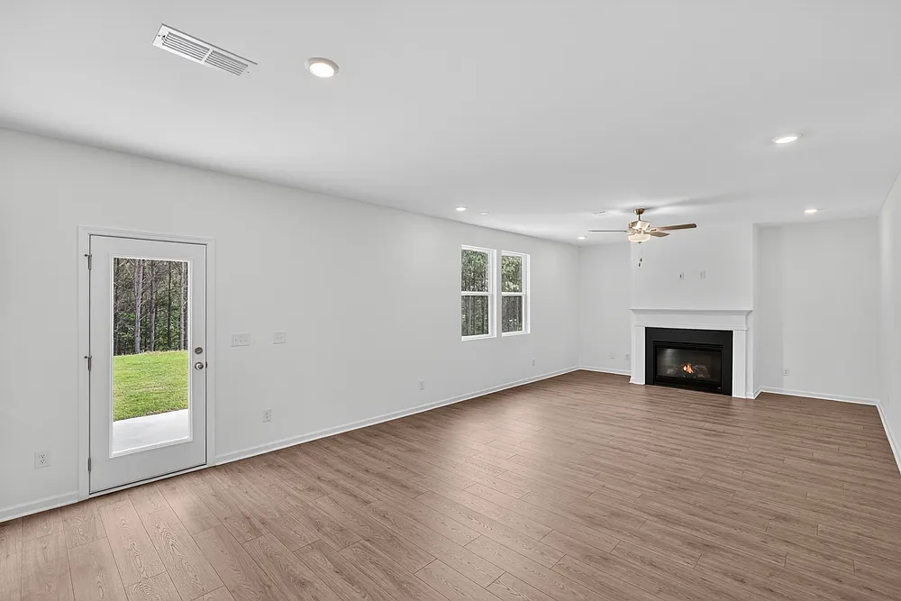 4 bed, 2.5 bath, 2498 sqft, $2,395 — Photo 3