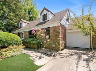 1007 Chestnut St, Valley Stream, NY 11580