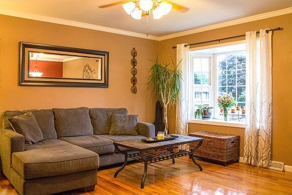 3rd image of 808 S Lamont Cir
