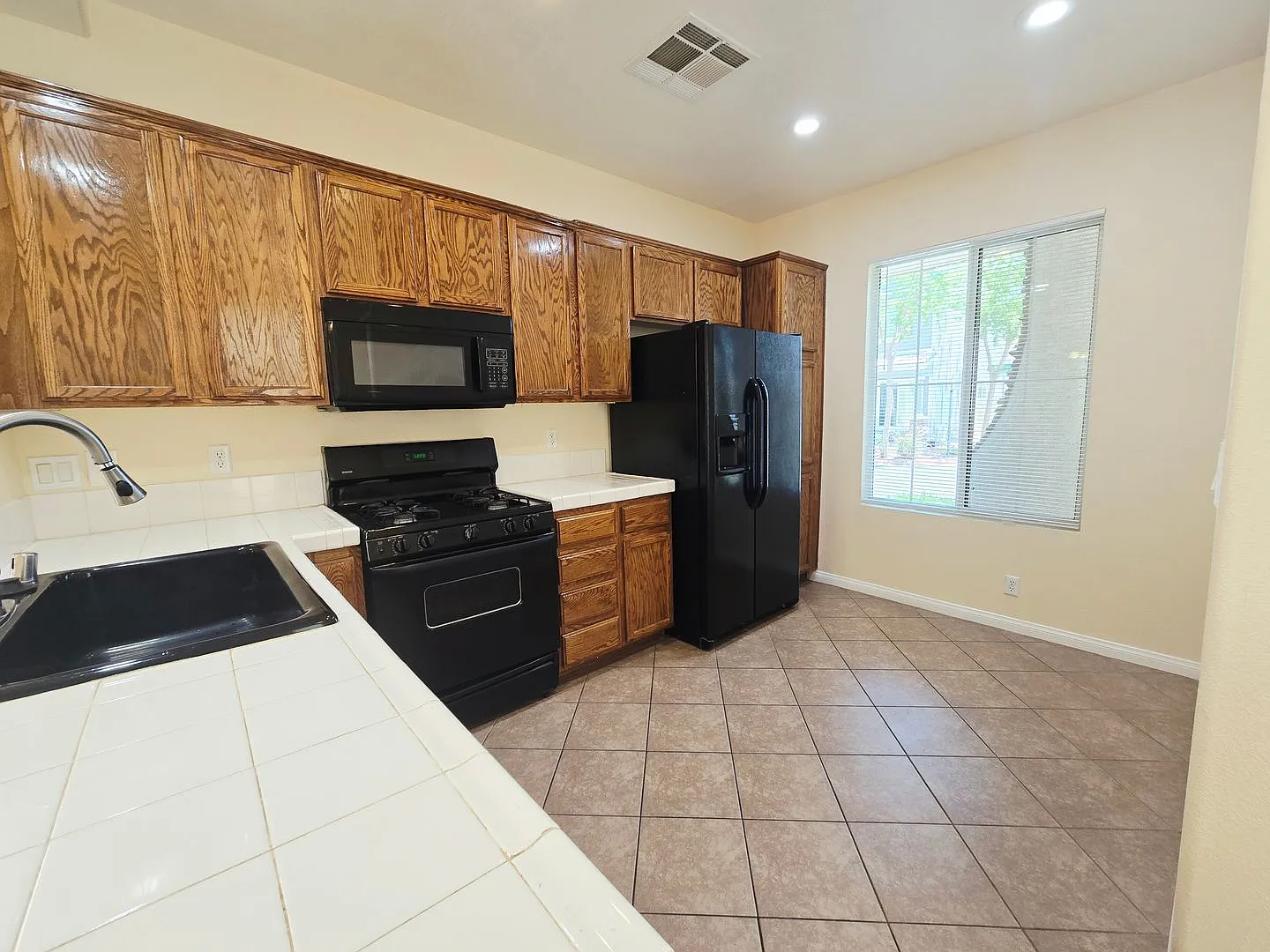Charming 2 Bed/ 2 Bath Home With Loft Located In Lamplight Gardens! — Photo 4