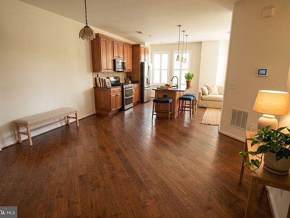 4th image of 8922 Center St