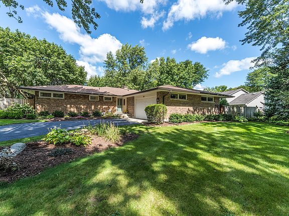 3rd image of 981 Kenilworth Cir