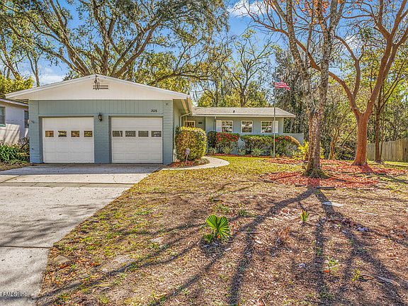 2nd image of 2028 Sweet Briar Ln