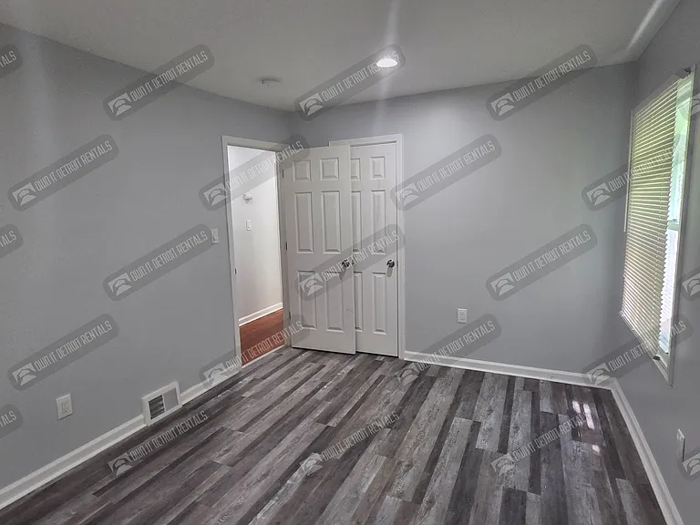 3 bed, 1.0 bath, 1277 sqft, $1,020 — Photo 18