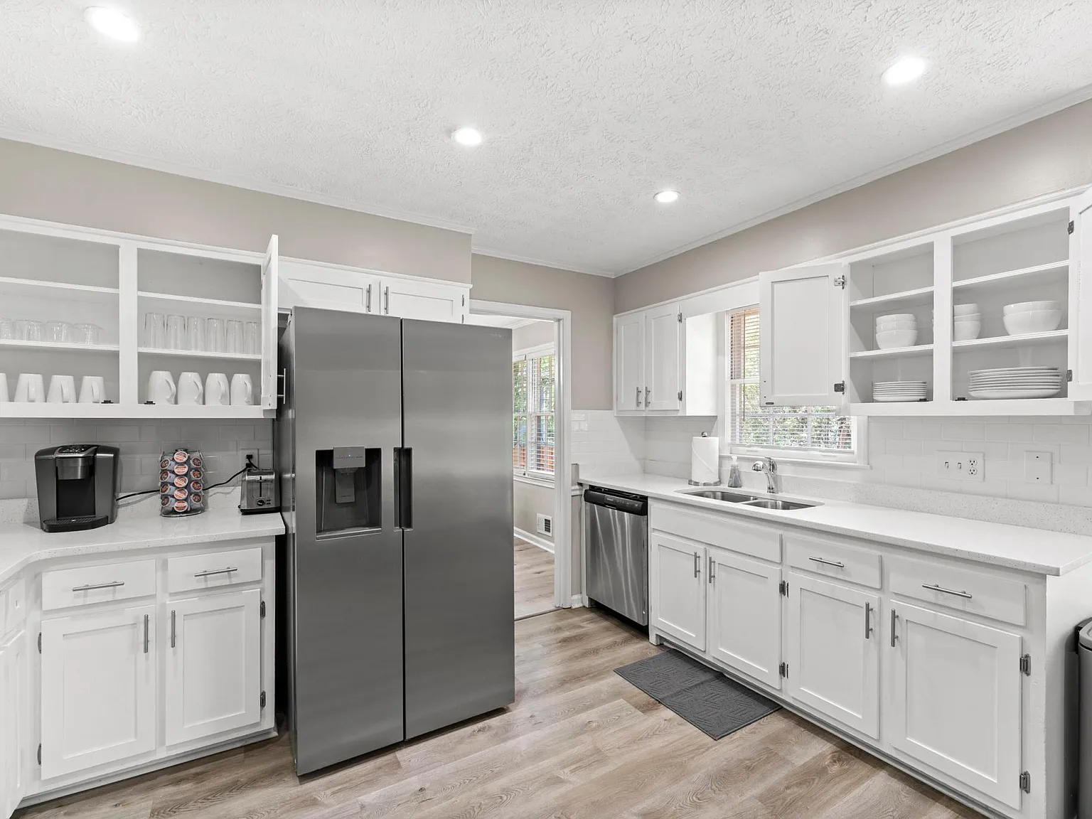 4 bed, 2035 sqft, $7,850 — Photo 3