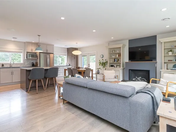 5143 Santa Clara Ave, Saanich, BC V8Y 1W5