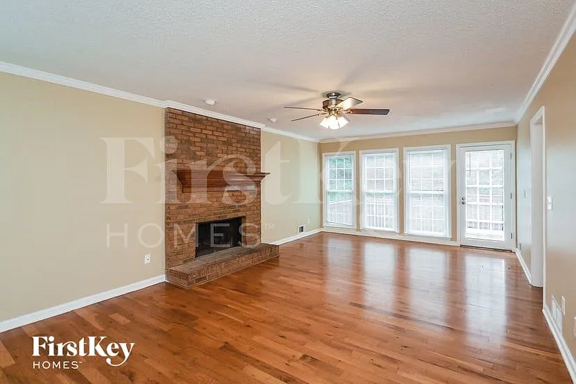 4 bed, 2.5 bath, 2810 sqft, $2,570 — Photo 2