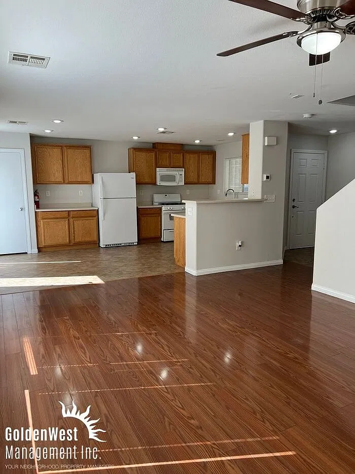 3 bed, 2.5 bath, 1751 sqft, $1,995 — Photo 3