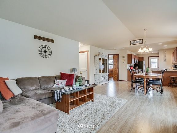 5th image of 528 E Van Dam Pl