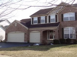 692 Manhattan Cir, Oswego, IL 60543