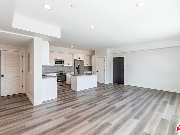 4th image of 857 N Hayworth Ave #302