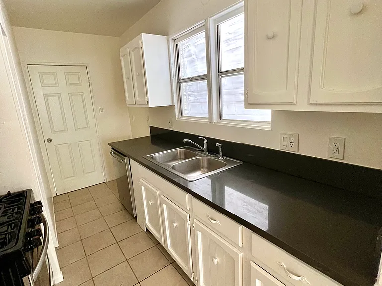 505 Edgewood St — Photo 5
