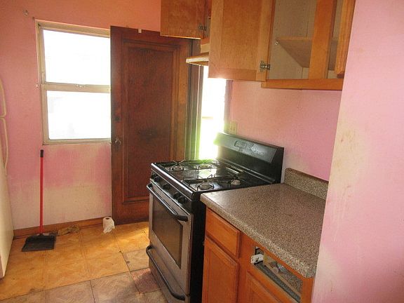3rd image of 1126 New York St