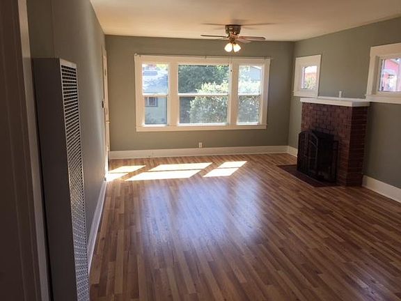 Large living room w/fireplace