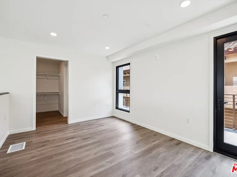 951 S Wilton Pl #302 — Photo 8
