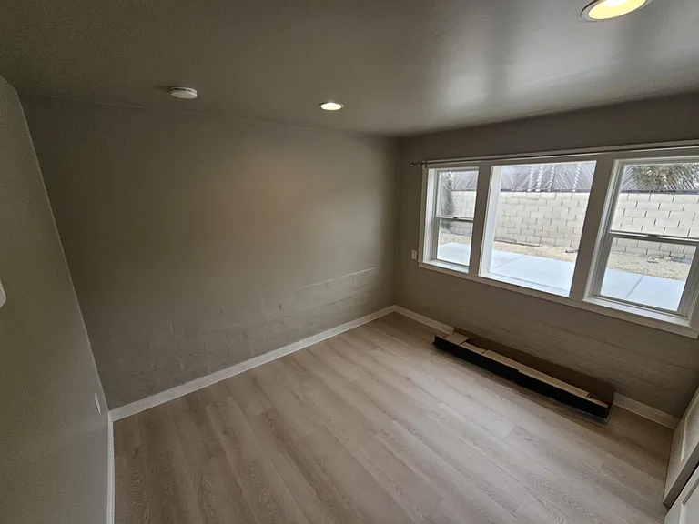 423 Whidbey St — Photo 6