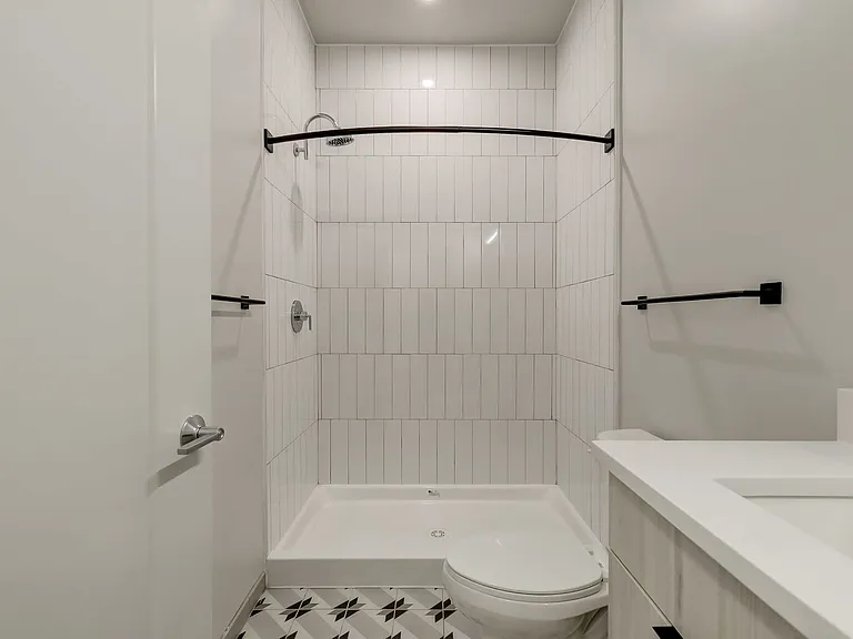 115 W Hamburg — Photo 47