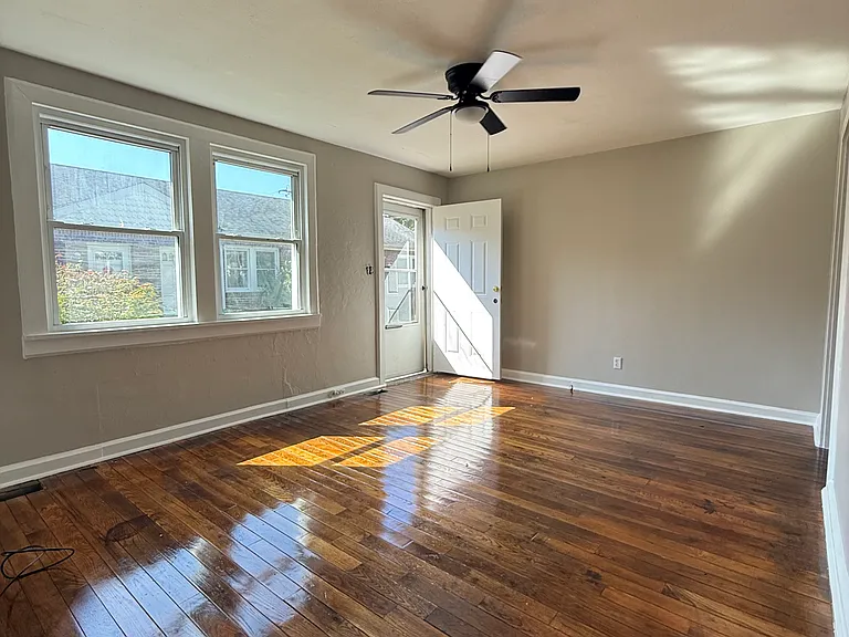 402 W Spring St — Photo 2