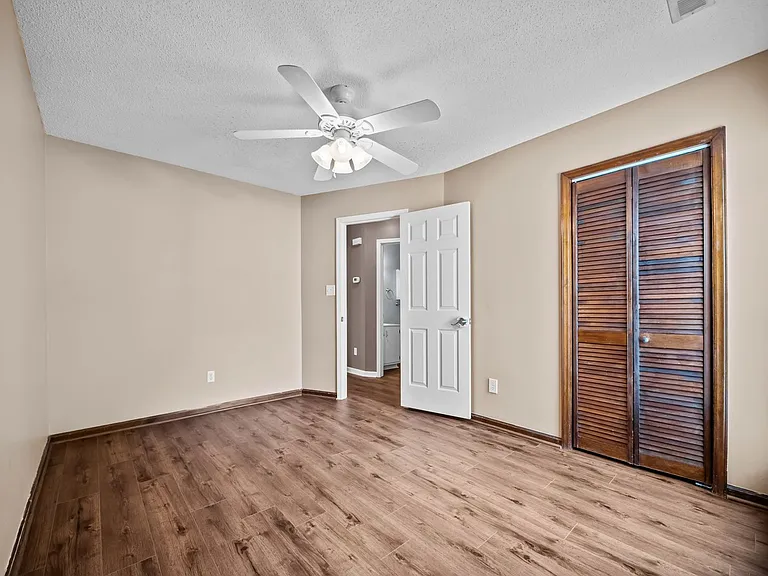 1003 Springdale Dr — Photo 16