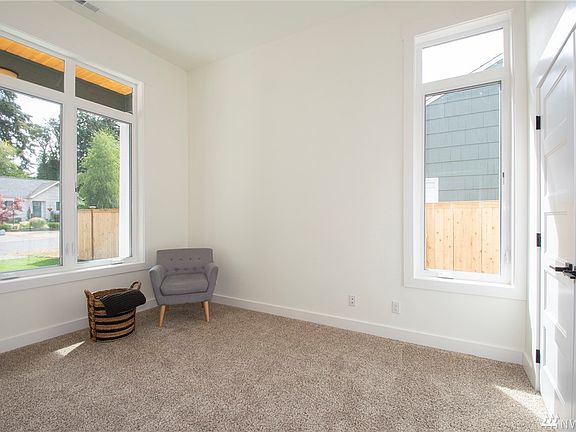 5th image of 3108 Glendale Dr W