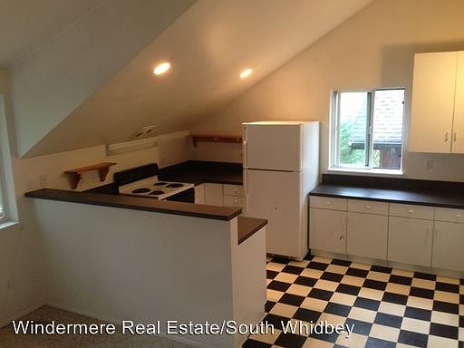 3rd image of 4147 Beachmont Dr