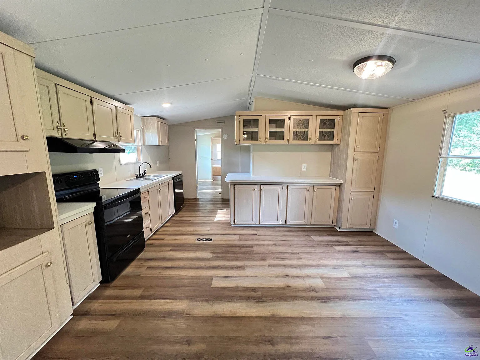3 bed, 2.0 bath, 1216 sqft, $1,300 — Photo 4