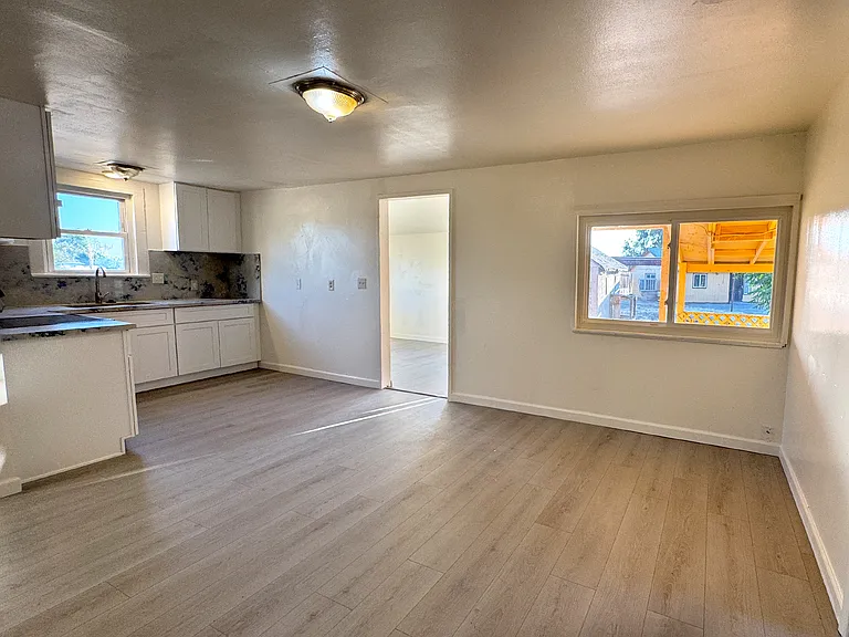 1741 N Blythe Ave — Photo 9