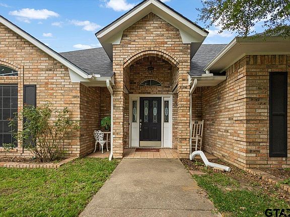 3rd image of 113 Saint Andrews Cir