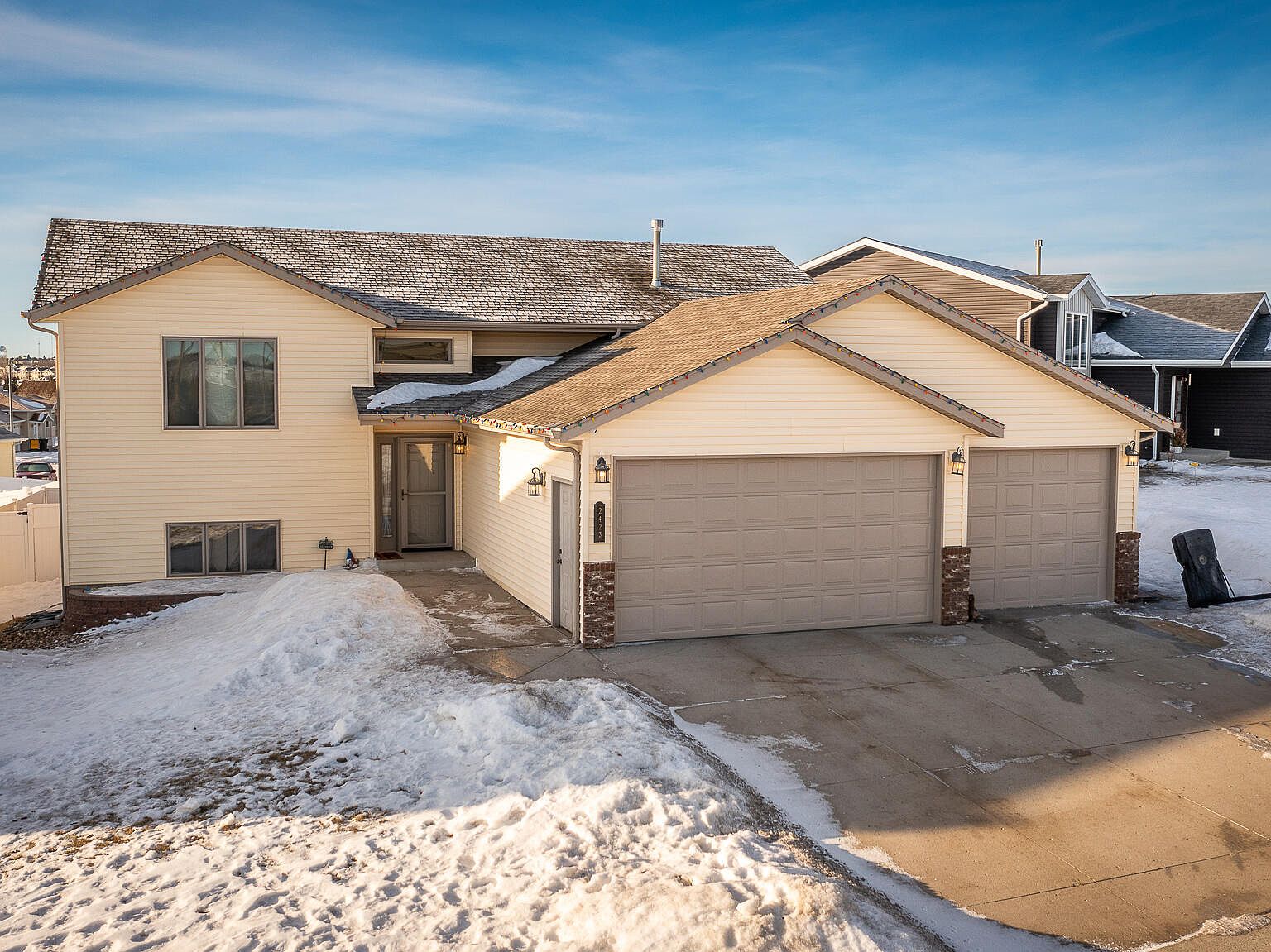 2423 Pointe Loop, Bismarck, ND 58503 | Zillow