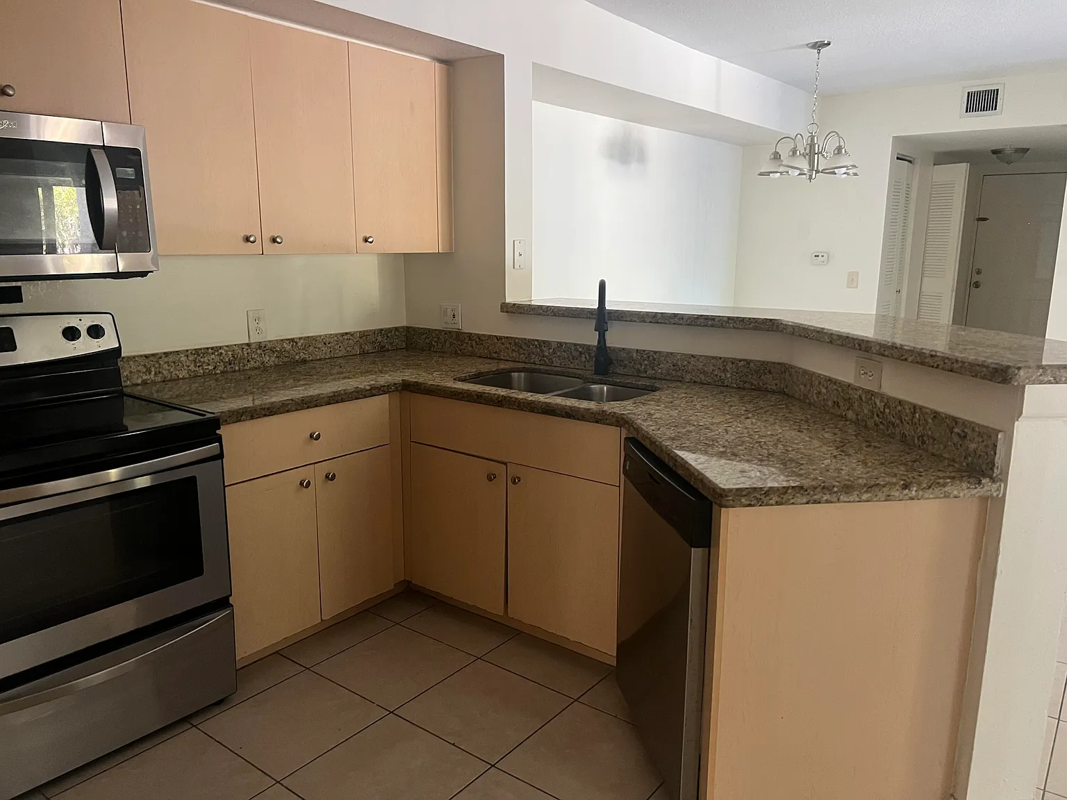 3 bed, 2.0 bath, 1300 sqft, $2,200 — Photo 2