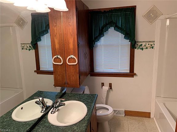 4th image of 1612 Maple Dr