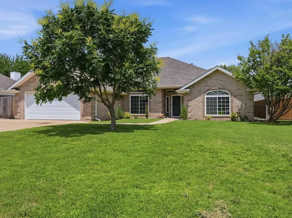 912 Wheeler Creek Dr, Gainesville, TX 76240
