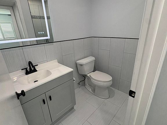 5th image of 29 Burgundy Dr #A