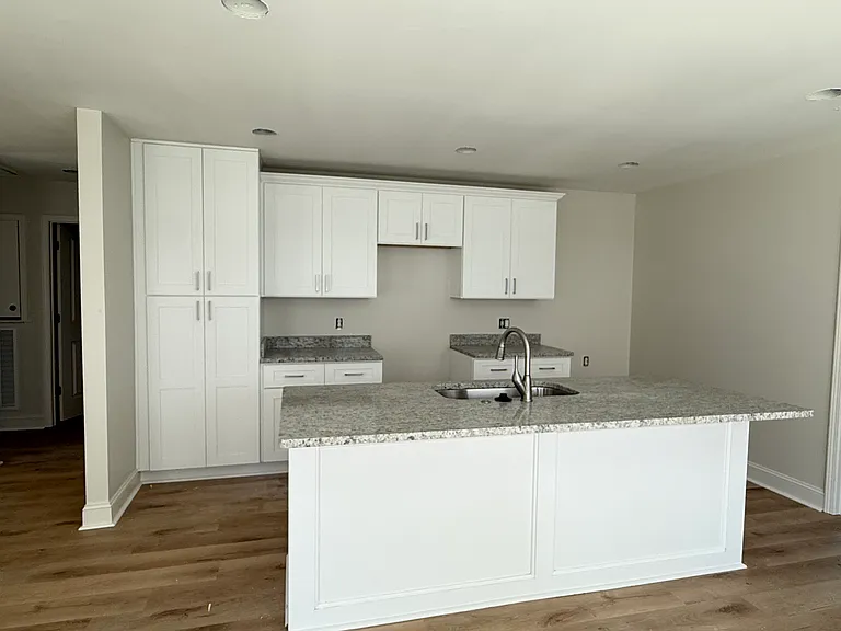 400 S Smith St — Photo 3