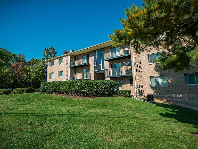 Glen Willow Apartments Building Exterior