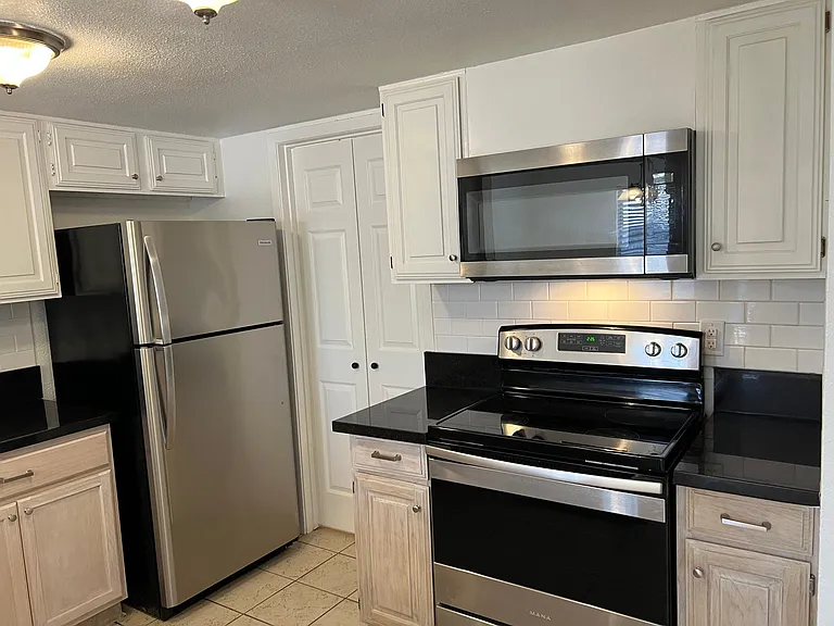 12828 Woodbend Ct — Photo 17