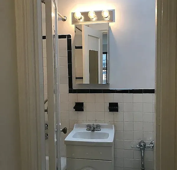220 W 17th St #4C — Photo 4