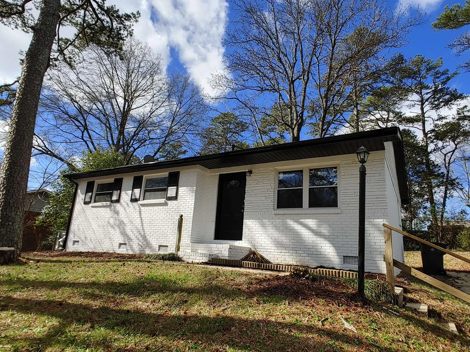 3 bed, 990 sqft, $1,600 — Photo 1