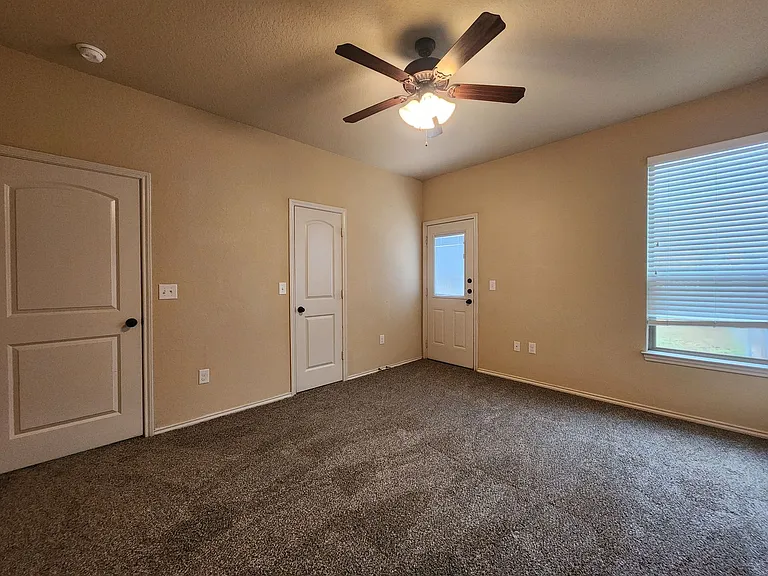 712 Creekside Cir — Photo 34